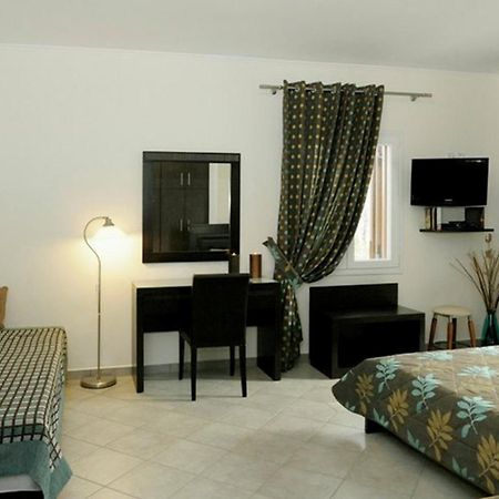 Aerolithos Hotel Adamantas  Buitenkant foto