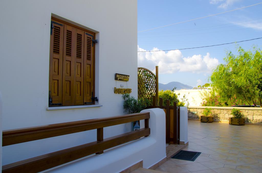 Aerolithos Hotel Adamantas  Buitenkant foto