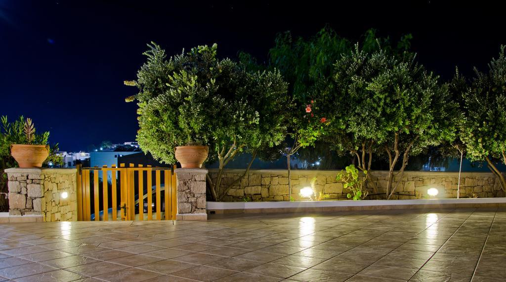 Aerolithos Hotel Adamantas  Buitenkant foto