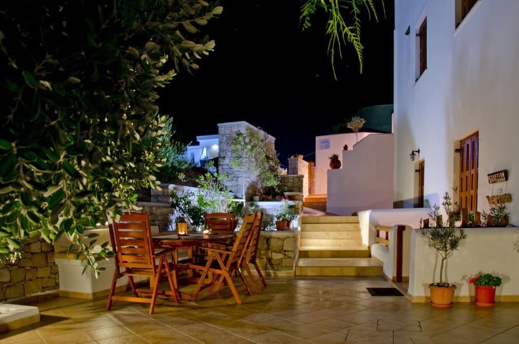Aerolithos Hotel Adamantas  Buitenkant foto