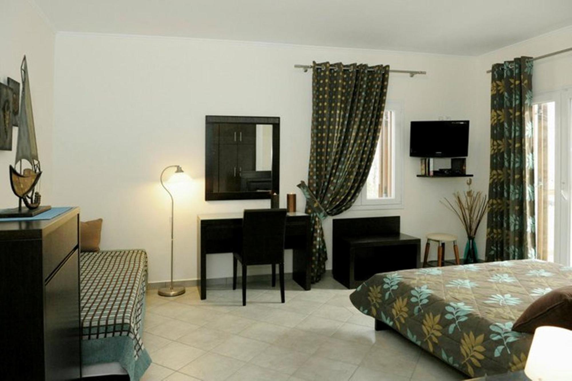 Aerolithos Hotel Adamantas  Buitenkant foto