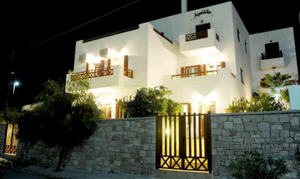 Aerolithos Hotel Adamantas  Buitenkant foto